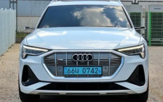 그랜드카니발 중고차 e-트론 55 콰트로 스포트백 매물 사진 2 - 2022/08 141,836km
